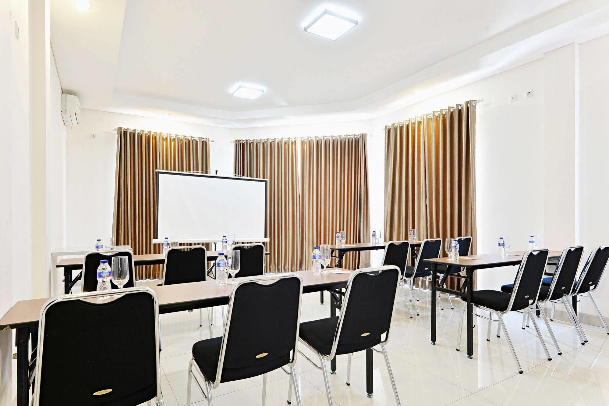 Zen Rooms Riau Natuna Бандунг Экстерьер фото